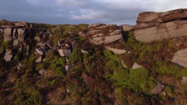 4K Peak Bölgesi Ulusal Parkı insansız hava aracı görüntüleri. Haziran 2022. The Roaches, Staffordshire, İngiltere 'de günbatımı. 