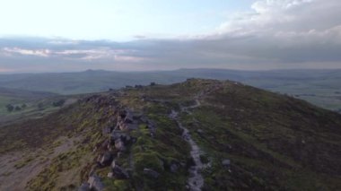 4K Peak Bölgesi Ulusal Parkı insansız hava aracı görüntüleri. Haziran 2022. The Roaches, Staffordshire, İngiltere 'de günbatımı. 