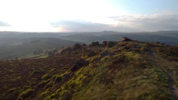 4K山顶区国家公园景观无人机画面 2022年6月在英国斯塔福德郡The Roaches的日落 — 图库视频影像