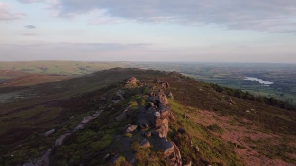 4K山顶区国家公园景观无人机画面 2022年6月在英国斯塔福德郡The Roaches的日落 — 图库视频影像