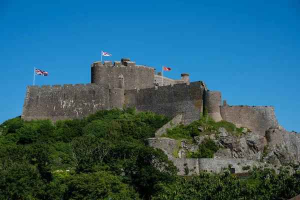 Jersey, Manş Adaları, Britanya Kraliyet Bağımlılığı 'nın Gorey limanının girişini koruyan ikonik Mont Orgueil Şatosu..