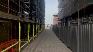 St Helier şehir merkezi. Elizabeth marinası yenileniyor..