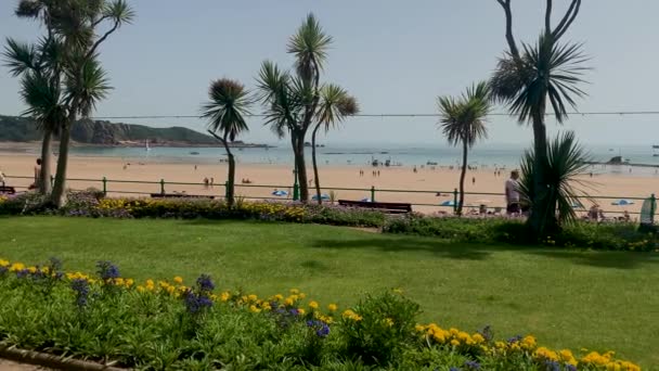 Tourists Walking Seafront Brelade Jersey Channel Islands — 비디오
