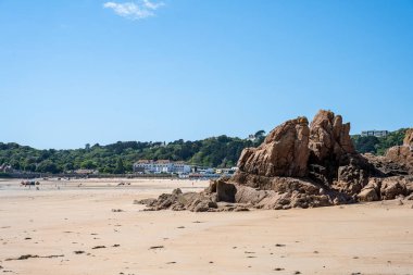 St Brelade Körfezi 'nin sahil ve kıyı şeridi, St Brelade, Britanya Kraliyet Bağımlılığı' nın batısında Jersey, Manş Adaları, Britanya Adaları.