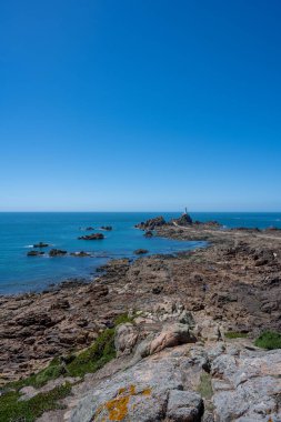 St Brelade 'in burnundaki La Corbiere deniz feneri, Britanya Kraliyet Bağımlılığı' nın güneybatısında, Jersey, Manş Adaları, Britanya Adaları.