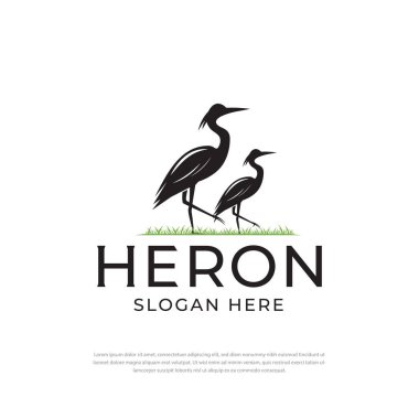 İki leylek, flamingo ya da leylek amblemi yeşil çimlerin üzerinde dimdik duruyor..