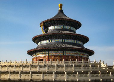 Dalian / dljn / Çin Halk Cumhuriyeti 'nin Liaoning eyaletinin büyük bir alt liman şehridir.