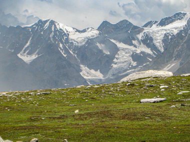 Manali, Himalayalar 'da, Himachal Pradesh' in Kullu ilçesinde yer almakta ve karla kaplı zirveleri onu popüler bir balayı merkezi haline getirmektedir..
