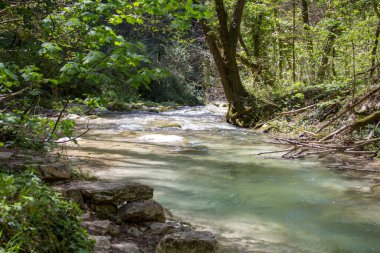 İtalya 'nın Caramanico Terme Abruzzo bölgesindeki Scalelle yolunda yaya olarak yapılan bir gezi sırasında bir dağ su sahası görüntüsü..