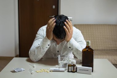 Psikotropik uyuşturucu ve alkol bağımlılığından muzdarip bir adamın görüntüsü. Anksiyete sömürüsü ve antidepresanlar, yeni milenyumun felaketi.