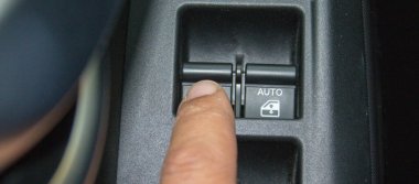 Yakıt tüketimini azaltmak için arabanın camını kapatmak için düğmeye basan bir parmak resmi. Pahalı yakıta referans