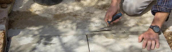 Image Hands Elderly Bricklayer Who Trowel Concrete Builds Path Backyard — Stok Foto