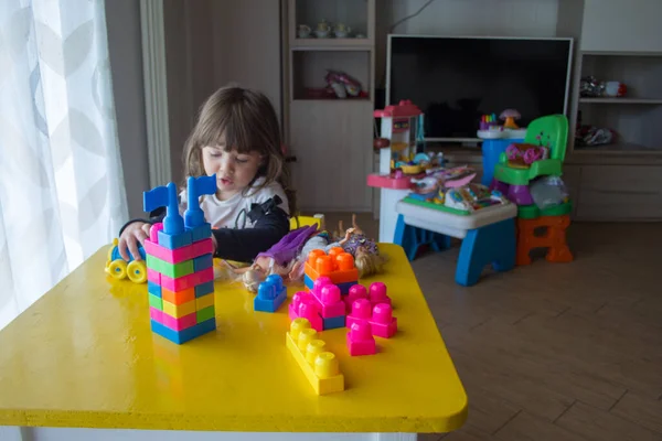 Adorable Little Girl Sitting Small Table Playing Colorful Constructions —  Fotos de Stock