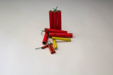 Beyaz arka planda çeşitli boyutlarda havai fişek görüntüsü