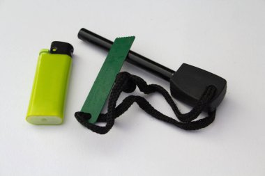 Çakmak görüntüsü ve beyaz arkaplan ile ışık yangınları için çakmağı.