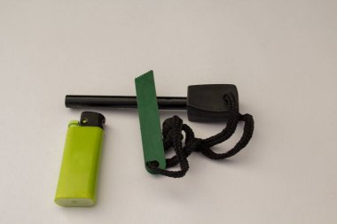 Çakmak görüntüsü ve beyaz arkaplan ile ışık yangınları için çakmağı.