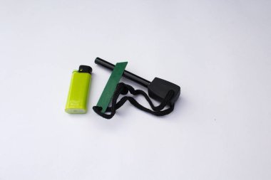 Çakmak ve beyaz arka planı olan bir çakmak taşı resmi. Ateş yakma yöntemleri