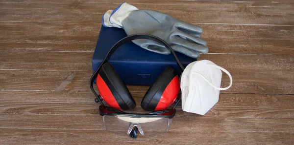 Bild Handskar Skyddsglasögon Hörlurar Ansiktsmask Och Första Hjälpen Förekomst Olycksfall — Stockfoto
