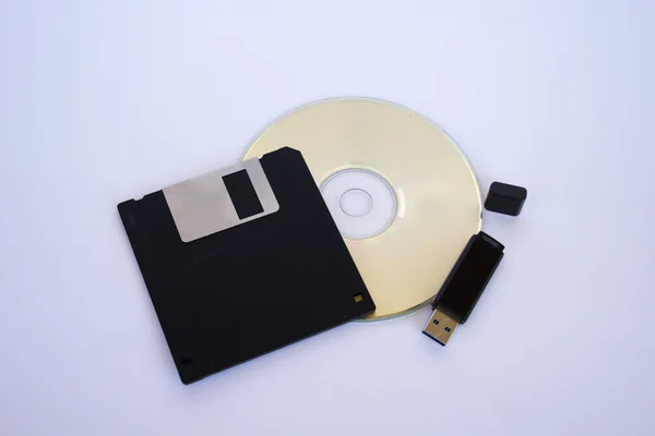 Image of a floppy disk, a cd and a usb key to represent the evolution of technology in information