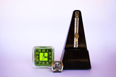 Masa saati bir bilek ve metronom. Tampona ve onun ölçümüne referans