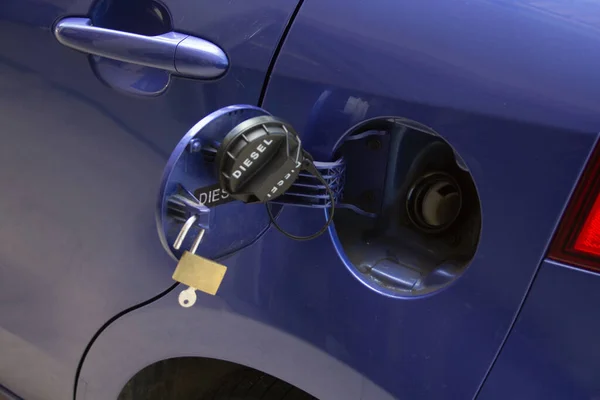 Kilitli Bir Arabanın Açık Tankının Görüntüsü Pahalı Yakıta Benzin Hırsızlıklarında — Stok fotoğraf