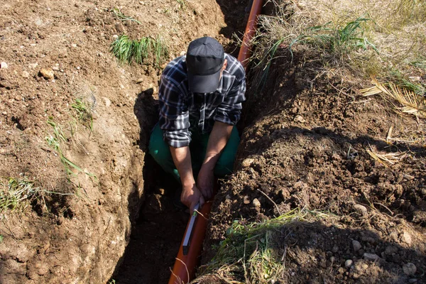 Image Plumber Worker Excavation Who Checks Slope Drain Pipe Spirit — Stock Photo, Image