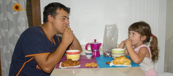 Image Young Dad His Daughter Still Sleepy While Having Breakfast — Stockfoto