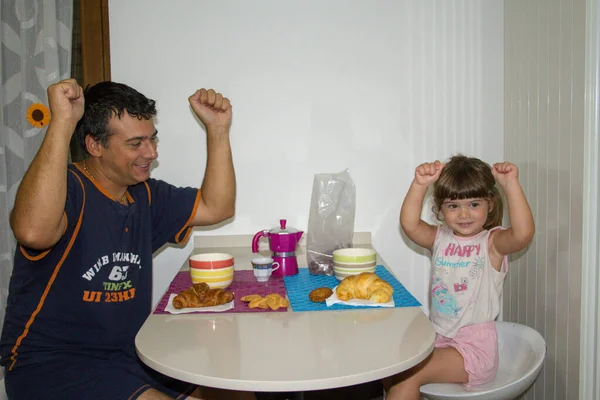 Image Dad His Daughter Arms Raised Smiling While Having Breakfast — Zdjęcie stockowe