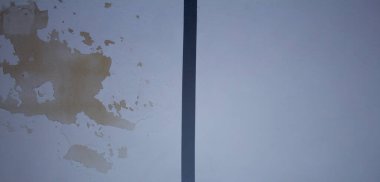 Yenileme ve önleme çalışmalarından önce ve sonra küf ve rutubetten etkilenen bir duvar resmi. Kendin yap.