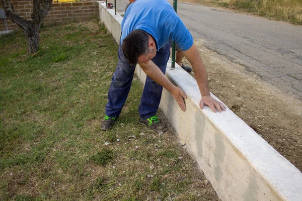 Image Construction Worker Checking Smoothing Concrete Wall Fence Yourself Construction — Stock fotografie