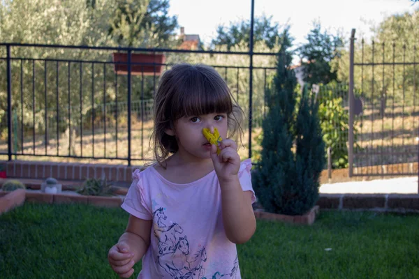 Urocza Dziewczynka Bawiąca Się Ogrodzie Domu Przystawiając Kołek Nosa — Zdjęcie stockowe