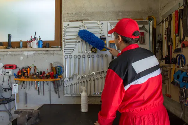 Bild Eines Mechanikers Der Werkzeuge Seiner Werkstatt Mit Einem Staubwedel — Stockfoto