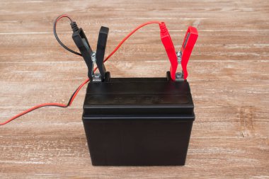 Şarj olmuş bir batarya görüntüsü. Arabalar ve motosikletler için kurşun asit bataryası şarj etmek