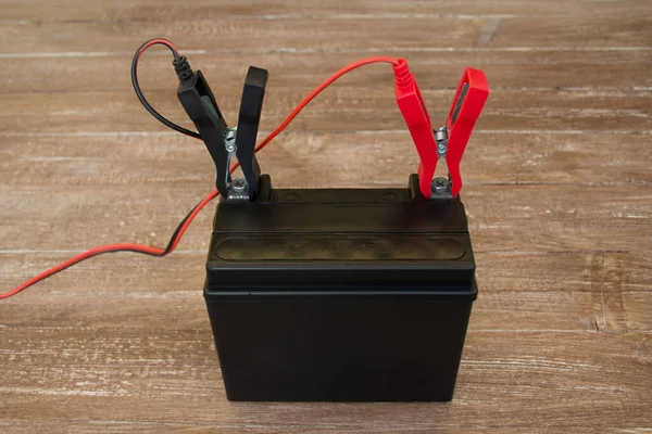 Bild Ett Batteri Med Röda Och Svarta Terminaler Uppladdningsanordning För — Stockfoto