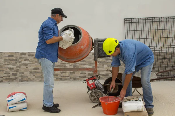 Pekerja Konstruksi Tempat Kerja Mempersiapkan Beton Dengan Mixer Beton Pekerja — Stok Foto