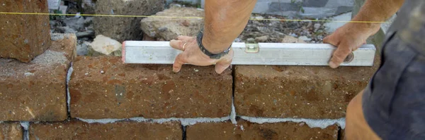 벽돌로 규칙성을 확인하는 벽돌공의 이미지 — 스톡 사진