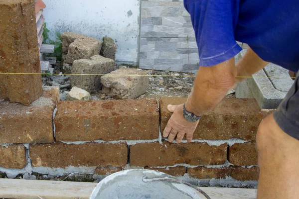 Gambar Tangan Tukang Batu Yang Membangun Dinding Dengan Balok Tuf — Stok Foto