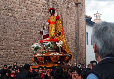 İnsanlar dini festival sırasında insan ve çocuk heykeli taşıyorlar.