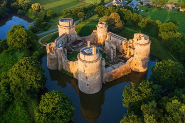 Cotes d 'Armor, Brittany, Fransa' daki Hunaudaye şatosunun kalıntılarının hava görüntüsü.