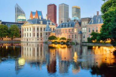 Lahey şehir merkezi, Güney Hollanda, Hollanda, Binnenhof şatosu, Moritshu müzesi ve modern gökdelenlerin gökdelenleri manzarası