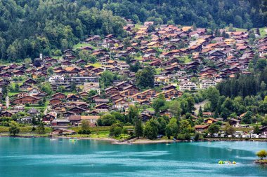 Brienz kasabasındaki geleneksel ahşap evler Brienz Gölü, İsviçre Alpleri, İsviçre