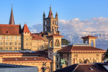 Lozan şehri, Gotik Katedral manzarası, Rumine saray müzesi (yazıtlarla birlikte Sanat, Üniversite, Müze, Kütüphane) ve kar kaplı Alpler dağları, İsviçre