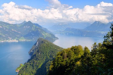 İsviçre 'nin İsviçre Alp Dağları' ndaki Lucerne Gölü manzarası Burgenstock 'tan güneye görülmektedir.