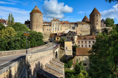 Semur en Auxois, view to the medieval Old town with Tour de l'Orle d'Or tower, Cote d'Or, Burgundy, France