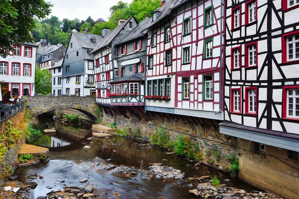 Tarihi Monschau Kasabası Geleneksel Yarı Keresteli Evleri Eifel Bölgesi Almanya — Stok fotoğraf