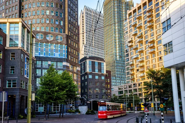 Tram Rosso Una Strada Nel Centro Dell Aia Olanda Meridionale — Foto Stock