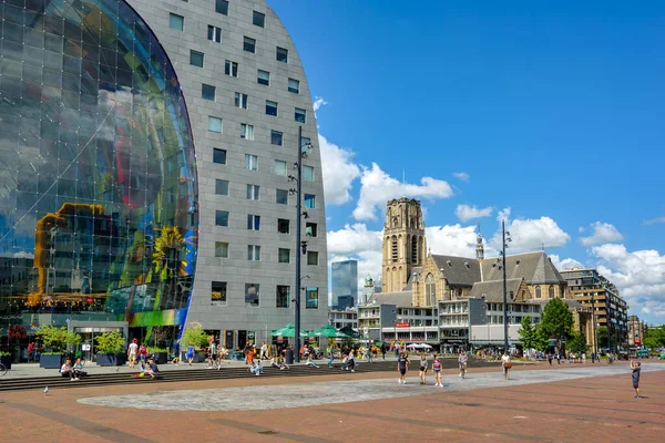 Rotterdam, Hollanda - 20 Temmuz 2020: Modern Markthal binası ve tarihi Laurenskerk kilisesi Rotterdam şehir merkezi, Hollanda, Hollanda 'daki önemli simgelerdir.