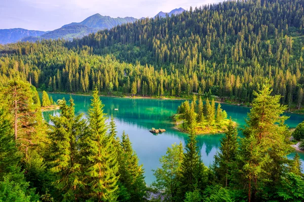 Alpejskie Jezioro Caumasee Flims Alpy Szwajcarskie Jest Jednym Najbardziej Malowniczych — Zdjęcie stockowe