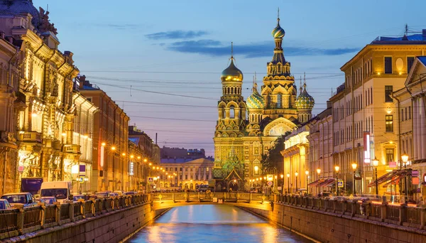 格里博伊多夫运河上的 洒血救主教堂 Spas Krovi 是俄罗斯圣彼得堡历史中心的主要旅游景点之一 — 图库照片