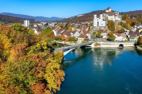 歴史的アールブルク旧市街と城は 明るい秋の日に スイス中央部のアールガウ州のキャントン川にあります — ストック写真